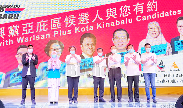  Shafie (empat kanan) dan Lim (tiga kanan), Wan Azizah (dua kiri), Christina (tiga kiri), Junz (kiri), Tan (dua kanan) dan Phoong (kanan) merakamkan gambar kenangan.