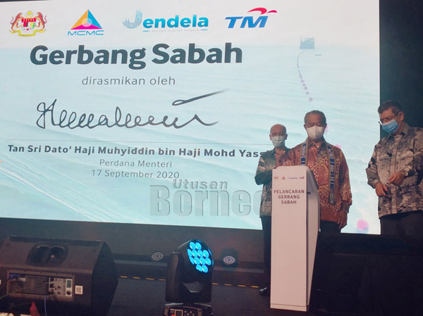  Muhyiddin menurunkan tandatangan digital sebagai simbolik pelancaran Gerbang Sabah.