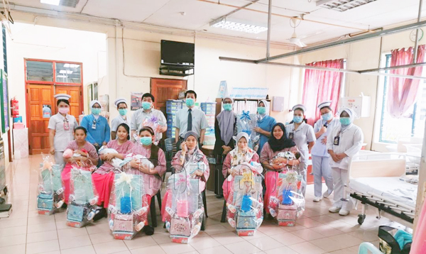  Para ibu bersama bayi mereka sempat merakam gambar bersama para doktor dan jururawat Hospital Ranau.