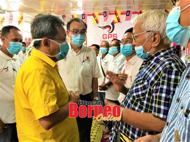  Dr Sim (kiri) dan Wong (dua kiri) bercakap dengan Kayak (dua kanan) pada Sesi Bertemu Rakyat di Rumah Monica, Hulu Sungai Durin dekat Sibu.