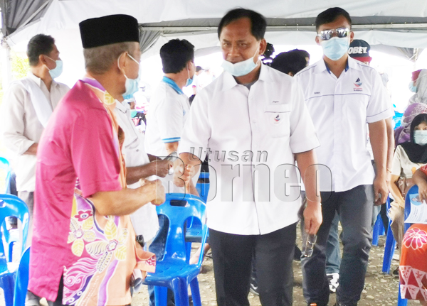  Jaujan disambut meriah penduduk di Kampung Titingan semasa mengadakan kempen PRN, di sini.