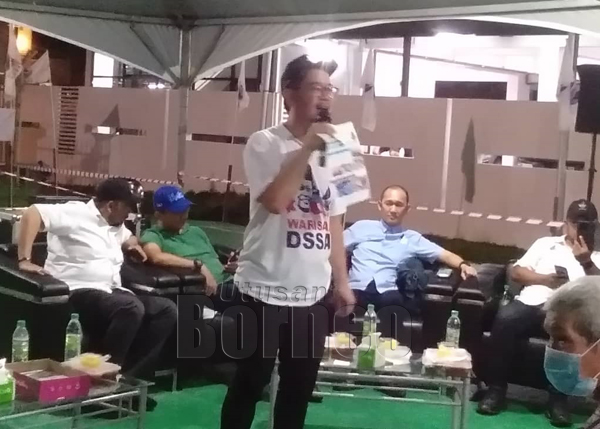  Junz Wong ketika menyampaikan ucapan sempena Majlis Santai Bermesra Sama Pemimpin yang di Pangsapuri Tanjung Aru pada Jumaat malam.