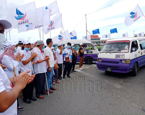  Armani (kiri) ketika acara pelepasan bas mini yang mengibarkan bendera Warisan sebagai tanda sokongan kepada beliau.