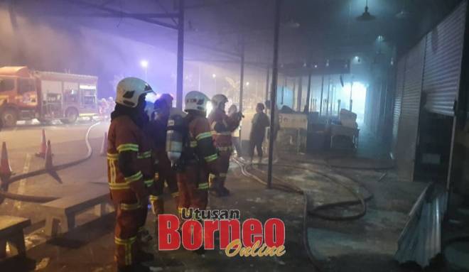 Pasukan bomba berjaya memadamkan kebakaran di sebuah pasar raya di Batu 7, Kota Sentosa.