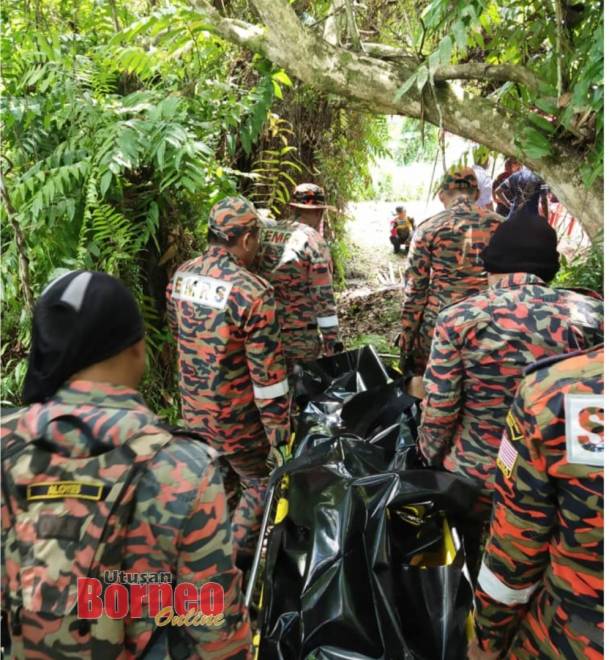 Mayat warga emas yang dijumpai di dalam semak berjaya dikeluarkan oleh anggota bomba hari ini.