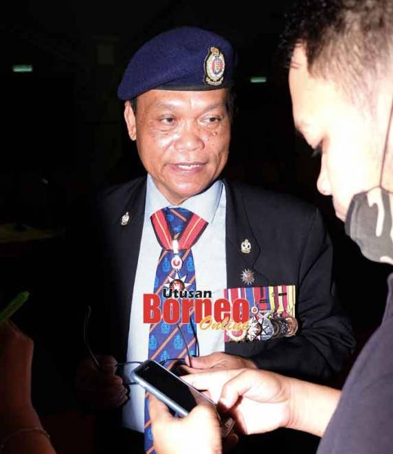  Dunging ditemui pada upacara penghormatan terakhir mendiang Awang Raweng di Dewan Suarah Kuching semalam. — Gambar Muhammad Rais Sanusi 