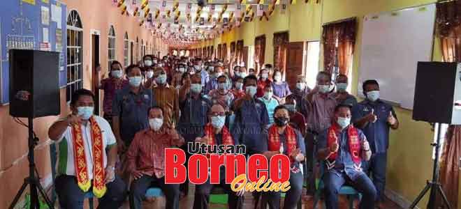  Yussibnosh (depan, tengah) bersama penduduk Tanjung Pedada, Mukah pada majlis perasmian AgriCOP semalam.