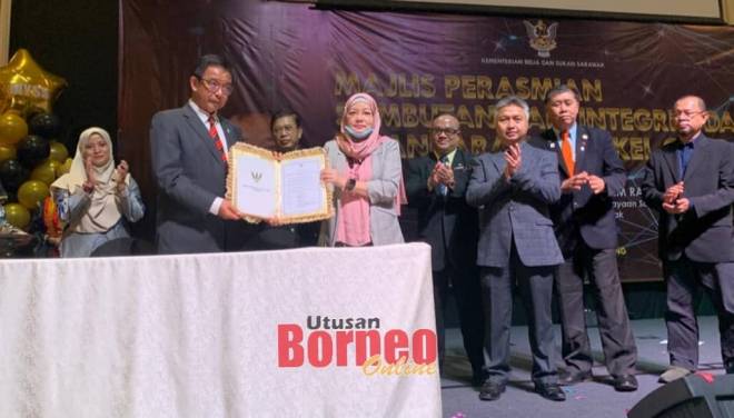 Abdul Karim menerima Ikrar Bebas Rasuah (IBR) daripada Nancy pada majlis perasmian Hari Integriti dan pelancaran Bengkel Pelan Anti-Rasuah Organisasi KBS Tahun 2020 di Kuching hari ini.