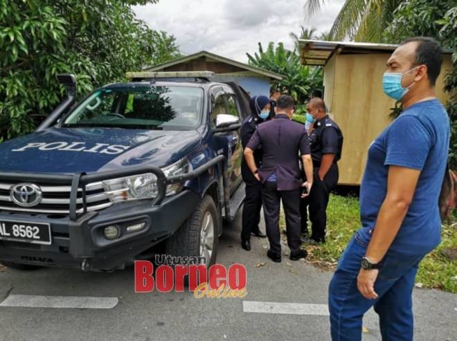 Polis tiba dilokasi kejadian untuk menjalankan siasatan.