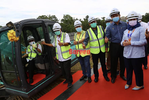 Abang Johari menyempurnakan simbolik majlis pecah tanah projek bangunan YSISS di Batu 12, Jalan Kuching-Serian. (turut kelihatan (dari kanan) Sharifah Hasidah, Dr Abdul Rahman,  Azmi, Dr Sim dan Manyin. Gambar Muhammad Rais Sanusi.