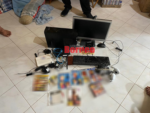 Beberapa barang termasuk VCD, DVD, gambar serta komputer dan komponennya yang mengandungi pornografi membabitkan kanak-kanak telah dirampas dari rumah suspek untuk dijadikan barang kes.