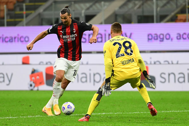  Ibrahimovic (kiri) bersaing dengan penjaga gol BolognaLukasz Skorupski pada perlawanan Serie A Itali AC Milan menentang Bologne stadium San Siro di Milan kelmarin. — Gambar AFP