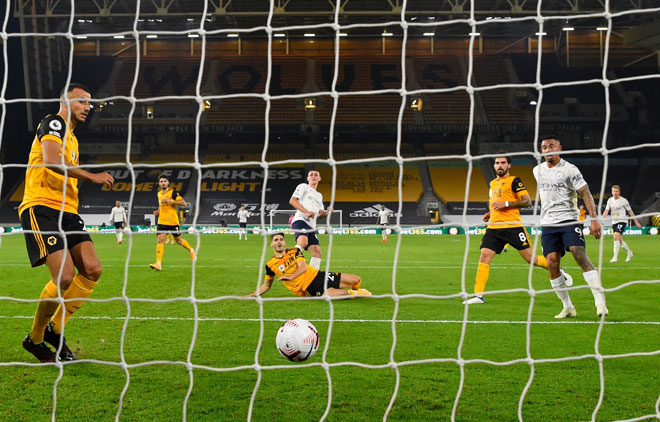 Foden (tengah belakang) menjaringkan gol kedua pada perlawananLiga Peradana Inggeris antara Wolverhampton Wanderers dan Manchester City di stadium Molineux di Wolverhampton, England kelmarin. — Gambar AFP