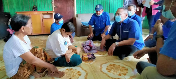  Hishammuddin bersama Juhari menyantuni sebuah keluarga yang anak mereka OKU.