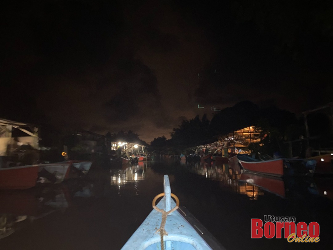 Pemandangan malam yang indah di perkampungan nelayan di sepanjang Sungai Raan, Kampung Bakam.