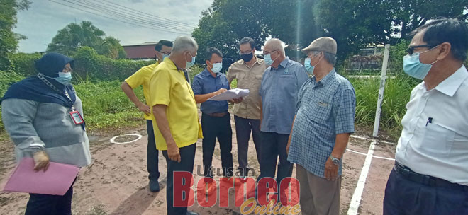  Ting (dua kiri) bersama Yii (dua kanan) mendengar penerangan daripada jurutera MBM tentang projek menaik taraf gelanggang sepak takraw Kampung Piasau Utara semalam.