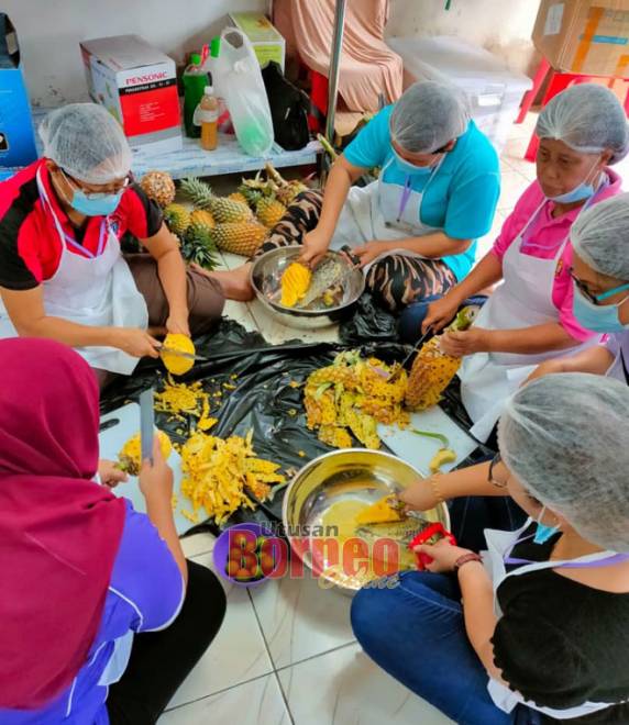  Peserta kursus memproses nanas bagi menghasilkan jem dan sos nanas.