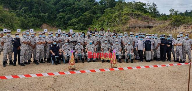 Pegawai dan anggota APMM Zon Maritim Miri merakamkan gambar kenang-kenangan semasa latihan menembak pada Rabu.