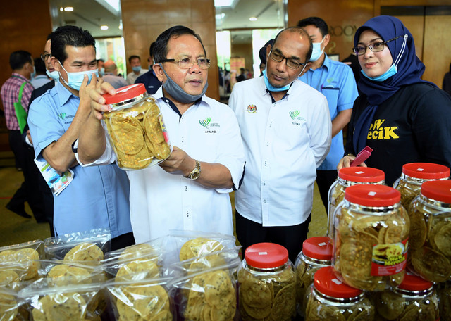 Ahmad (dua, kiri) melawat gerai pameran selepas majlis Penutupan Program Penemusuan Pengeluar dan Pengeksport Agromakanan (Tanaman) Jabatan Pertanian,pada Rabu. - Gambar Bernama