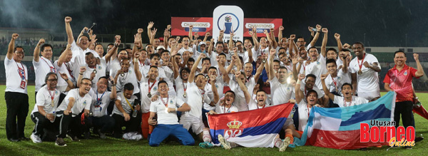  Anggota skuad Tambadau Sabah bersama Datuk Seri Shafie, Presiden SAFA Datuk Peter Anthony dan Phoong di podium semasa majlis menerima piala selaku juara Liga Premier 2019, di Stadium Likas.