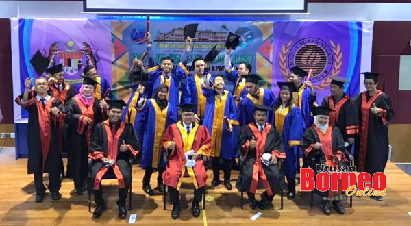  Kumpulan pertama 14 atlet pelajar Program Prauniversiti KPM-MSN SSMS bersama Abidin dan Madsarin semasa majlis graduasi di SSMS, Sepanggar kelmarin.