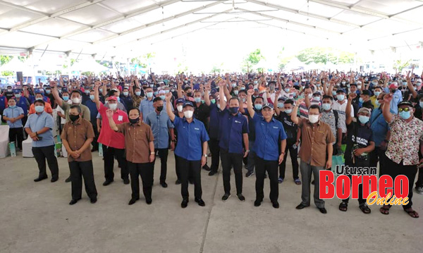  Muhyiddin bersama Ronald dan Samad bergambar dengan rakyat yang hadir.