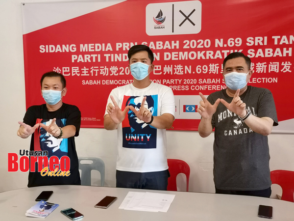  Anthony (kanan), Justin (tengah) dan Chan ketika mengadakan sidang media, di sini.