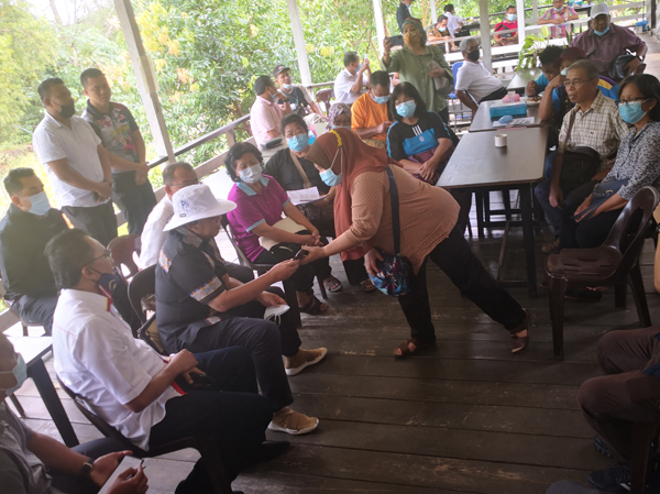  Menteri KPLB Datuk Dr Abdul Latiff Ahmad turut hadir bersama Mohd Salim menyantuni warga pekebun kecil di Ranau. 