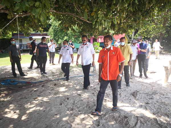 Mohd Salim mengetuai rombongan RISDA melawat tapak perniagaan yang diusahakan oleh Lalim (hadapan) di Kg Buah Pandai, Kota Belud. 