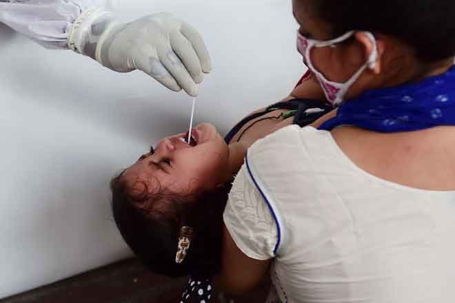  Pegawai kesihatan mengambil sampel kesatan daripada seorang bayi yang dipangku oleh ibunya di pusat saringan COVID-19 di Allahabad, India pada 21 September lepas. Wabak COVID-19 menimbulkan ancaman khususnya ke atas kesihatan dan kesejahteraan wanita dan kanak-kanak, menurut laporan PBB semalam. — Gambar AFP