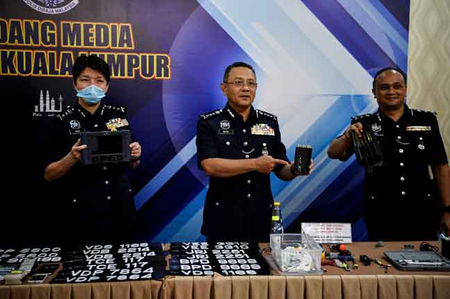  Saiful Azly (tengah) menunjukkan barang rampasan yang dipamerkan pada sidang media mengenai Kejayaan Jabatan Siasatan Jenayah (JSJ) Kuala Lumpur melibatkan tiga kes jenayah berlainan di Ibu Pejabat Polis Kontinjen Kuala Lumpur kelmarin. Turut hadir, Timbalan Ketua Polis Kuala Lumpur Datuk Yong Lei Choo (kiri) dan Ketua Jabatan Siasatan Jenayah Kuala Lumpur (JSJ)  SAC Nik Ros Azhan Nik Ab Hamid (kanan). — Gambar Bernama