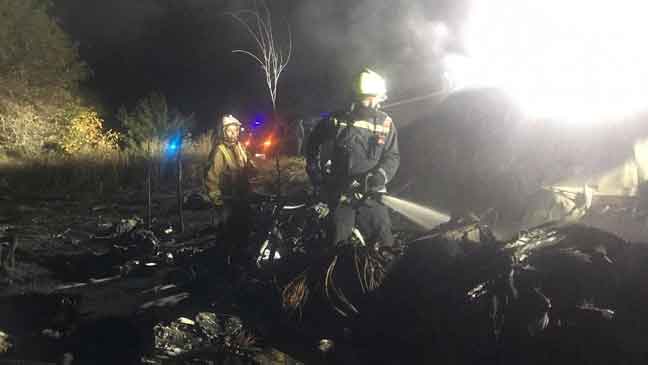  Gambar serahan Perkhidmatan Kecemasan Negara Ukraine kelmarin menunjukkan anggota bomba cuba memadam kebakaran selepas sebuah pesawat tentera udara terhempas, 30 kilometer tenggara Kharkiv, Ukraine. — Gambar AFP