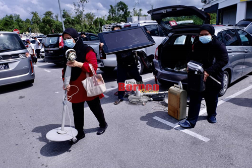 Orang ramai menjual buangan elektrikal dan elektronik pada kempen di Metro City, Matang hari ini untuk dilupuskan. Gambar Muhammad Rais Sanusi