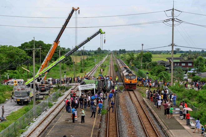  Bangkai bas yang dilanggar kereta api diangkat dengan kren dari atas landasan berhampiran stesen kereta api Khlong Kwaeng Klan di wilayah Chachoengsao, timur Bangkok semalam. — Gambar AFP