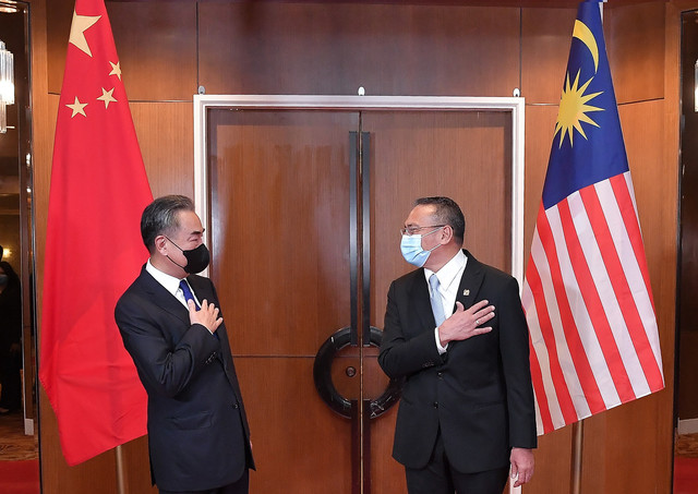 Hishammuddin menyambut ketibaan rakan sejawatannya dari China, Wang Yi (kiri) sebelum memulakan mesyuarat dua hala antara kedua-dua menteri itu hari ini. - Gambar Bernama 