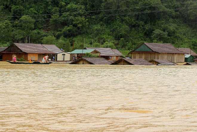  Gambar diambil pada Khamis lepas dan disiarkan sehari kemudian oleh Vietnam News Agency menunjukkan              beberapa rumah ditenggelami banjir selepas hujan lebat di wilayah Quang Binh, tengah Vietnam. — Gambar AFP