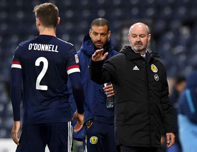  Clarke (kanan) menyaksikan anak buahnya beraksi dalam perlawanan Liga Negara-Negara UEFA di antara Scotland dan Slovakia di Hampden Park, Glasgow. — Gambar AFP