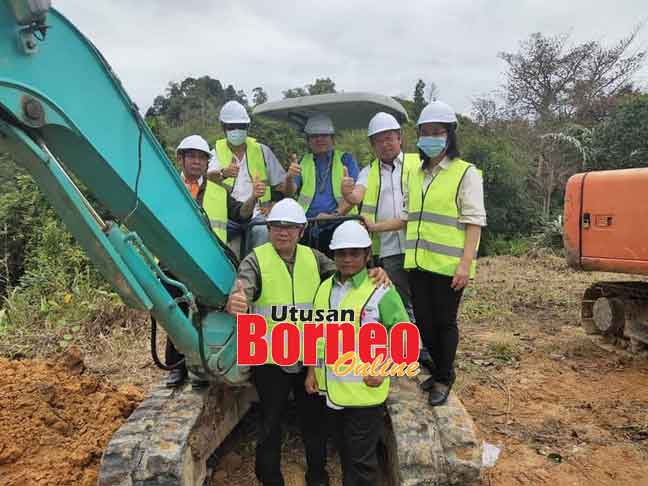  Gira bersama yang lain melakukan simbolik Majlis Pecah Tanah Projek BELB di Rumah Udi, Sekuau.