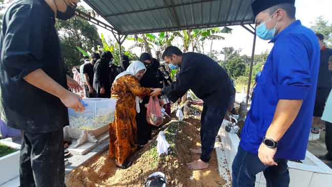  Jenazah Abdul Aziz selamat dikebumikan di Tanah Perkuburan Islam Gunung Mesah, Gopeng semalam. — Gambar Bernama