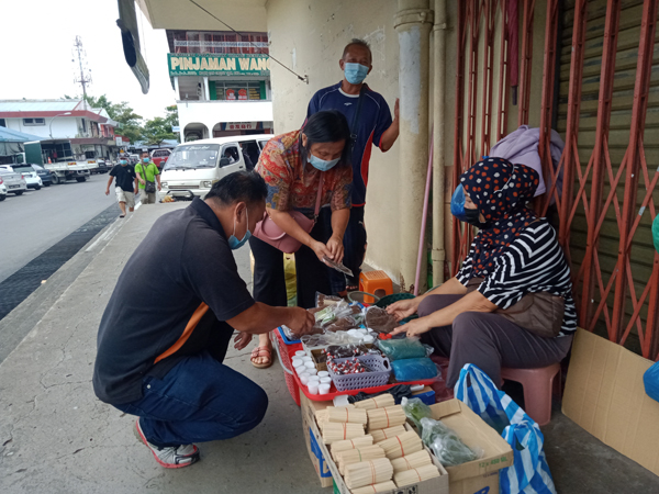  Sebahagian daripada penjaja bundle sirih di kaki lima bangunan kedai pekan Ranau.