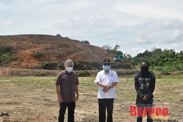 Uggah bersama Setiausaha Majlis Daerah Betong Charlie Keling dalam lawatan hari ini.