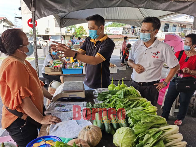  Tiang (tengah) mendapat maklum balas daripada penjaja di lokasi sementara di Jalan Chiew Siik Hiong.