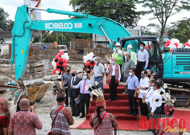 Abang Johari (belakang, kanan) bersama tetamu kehormat yang lain menunjukkan tanda bagus selepas majlis pelancaran pembinaan ibu pejabat DCF dan DCCI di Jalan Ong Tiang Swee di sini, hari ini. - Gambar oleh Chimon Upon.