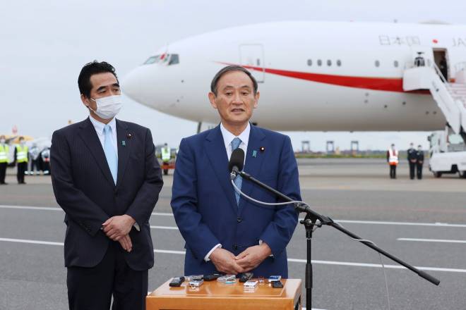 Suga bercakap kepada media sebelum berlepas dari Lapangan terbang Haneda, Tokyo untuk lawatan kerja empat hari ke Vietnam dan Indonesia. 