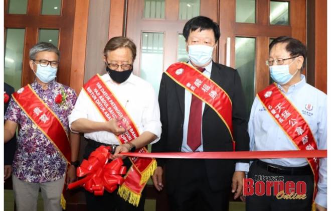 Abang Johari (dua kiri) memotong reben simbolik perasmian penyambungan bangunan UCA Sibu sambil diperhatikan (dari kiri) Dr Annuar, Ngieng dan Lau.