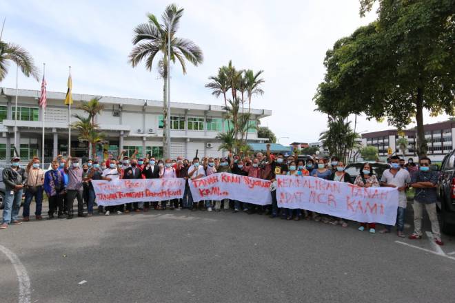  Pihak plaintif di hadapan Kompleks Mahkamah Sibu bagi mendengar tuntutan mereka.