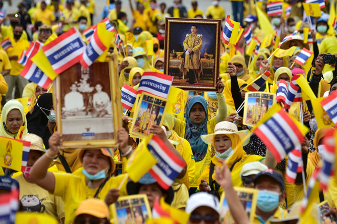  Orang ramai mengambil bahagian dalam perhimpunan untuk menunjukkan sokongan kepada golongan diraja Thailand di daerah Sungai Kolok, Narathiwat kelmarin. — Gambar AFP  