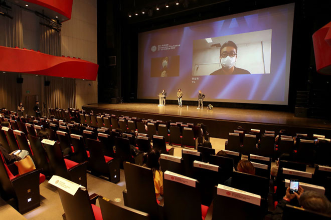  Gambar ihsan yang diambil dan dikeluarkan oleh BIFF menunjukkan pengarah filem Korea Selatan Yeon Sang-ho dipaparkan di skrin semasa perbahasan umum mengenai filem zombi ‘Peninsula’ semasa BIFF 2020 di Busan Cinema Center di Busan. — Gambar BIFF / AFP