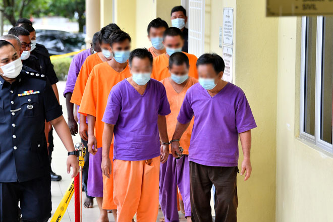  Lapan lelaki termasuk seorang pengarah syarikat membaiki dan menjual jentera pembinaan direman tujuh hari oleh Mahkamah Majistret Selayang di Kuala Lumpur semalam berhubung pencemaran sumber air mentah di Sungai Selangor. — Gambar Bernama