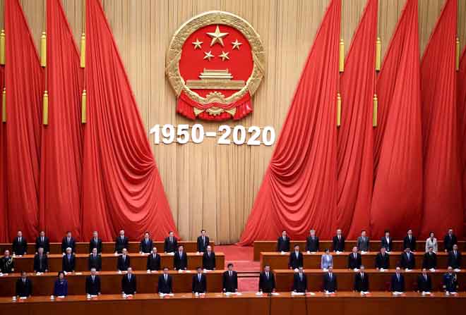  Presiden China Xi Jinping (depan, tengah) menghadiri upacara untuk memperingati ulang tahun ke-70 penyertaan China dalam Perang Korea 1950-53 di Dewan Besar Rakyat di Beijing, semalam. — Gambar AFP